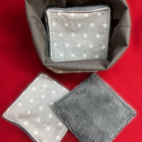 Panier réversible et 8 lingettes (débarbouillettes) assorties