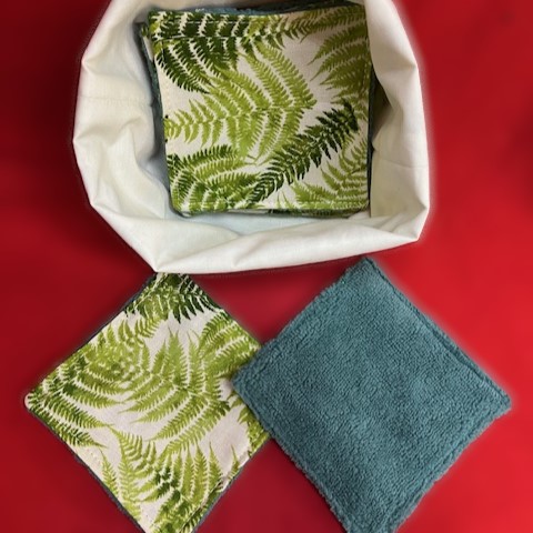 Panier réversible et 8 lingettes (débarbouillettes) assorties