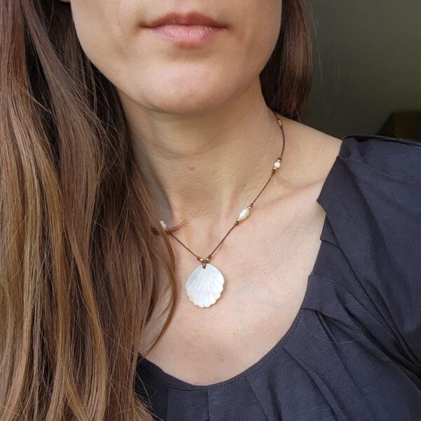 Mother of pearl adjustable knotted necklace