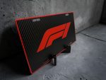 F1 Inspired Racing License Plate Decor – 3D Printed Desk Sign with Stand
