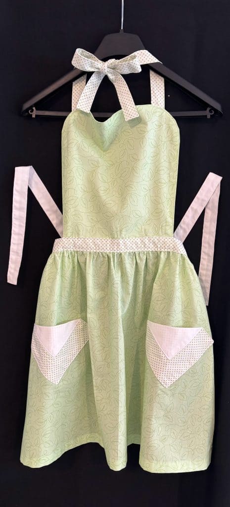dots-and-leaves-apron